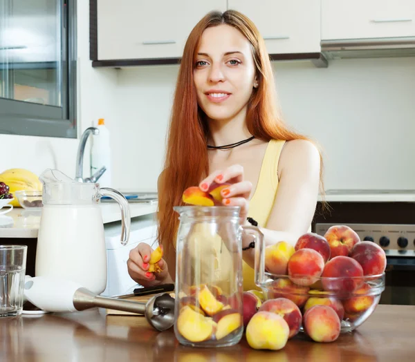 Woman making juice — Stock Photo, Image