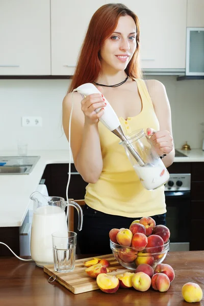 Woman making juice — Stock Photo, Image