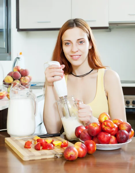 Kvinnan matlagning drycker — Stockfoto