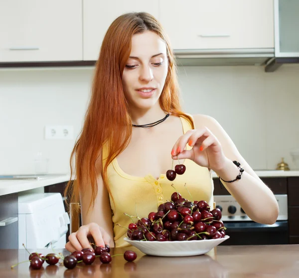 Donna con ciliegie — Foto Stock