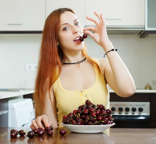 Woman with cherries — Stock Photo, Image