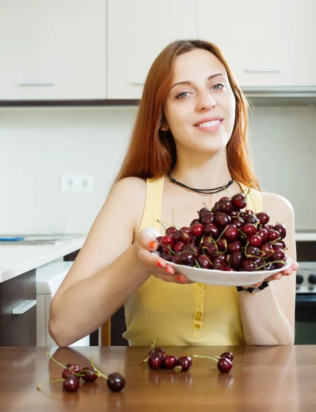 Mulher com cerejas — Fotografia de Stock