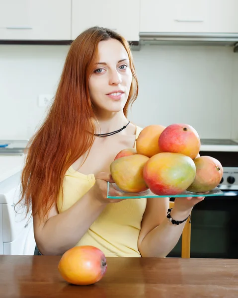 Vrouw bedrijf mango — Stockfoto