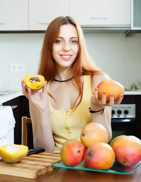 Kvinna med mango — Stockfoto