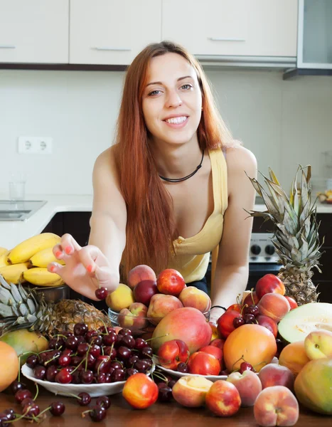 Housewife with ripe fruits — Stock Photo, Image