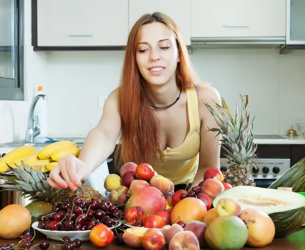 Girl with   fruits — Stock Photo, Image