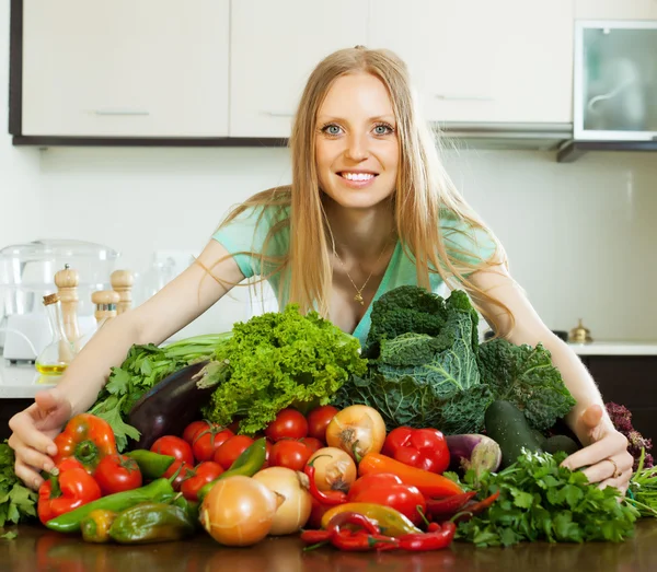 Donna con verdure — Foto Stock