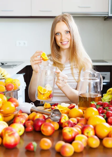 Femme au foyer faisant du jus — Photo