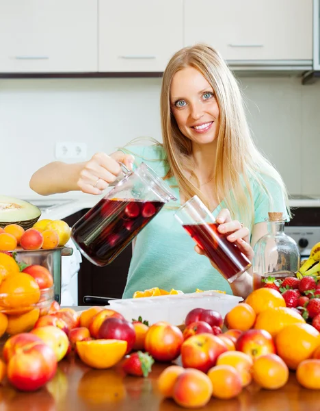 Woman pouring juice — Stock Photo, Image