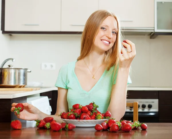 Meisje eten aardbei — Stockfoto