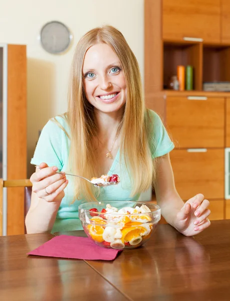 Vrouw eten fruitsalade — Stockfoto