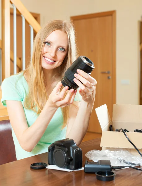 Mujer con cámara — Foto de Stock