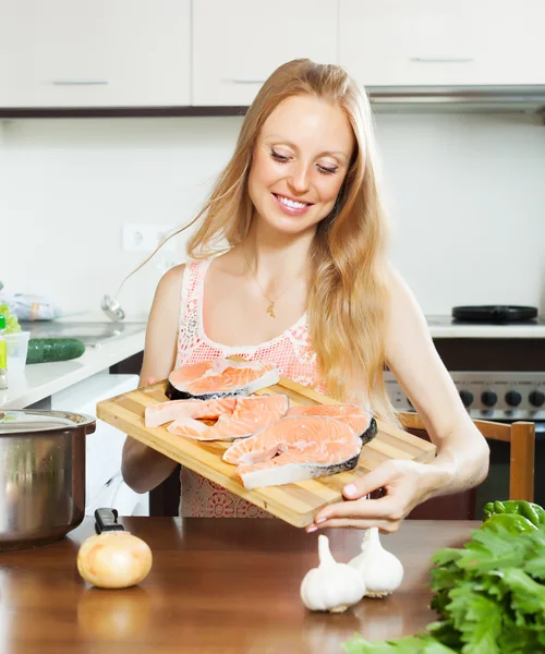 Mulher com peixes de salmão crus — Fotografia de Stock