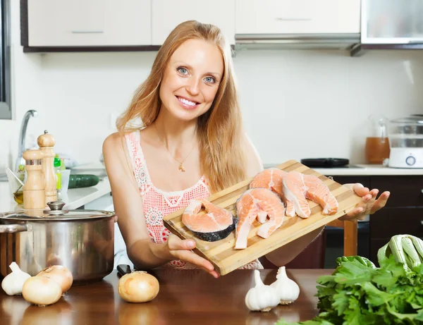 Dona de casa cozinhar salmão — Fotografia de Stock