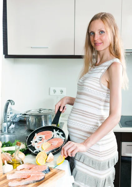 怀孕家庭主妇做饭 — 图库照片