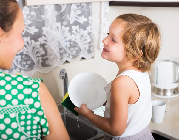 女儿与母亲洗碗碟 — 图库照片