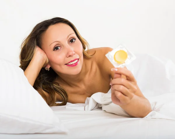 Woman with condom — Stock Photo, Image