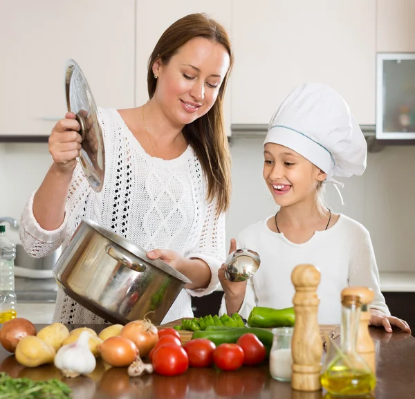 Мать и дочь готовят вместе — стоковое фото