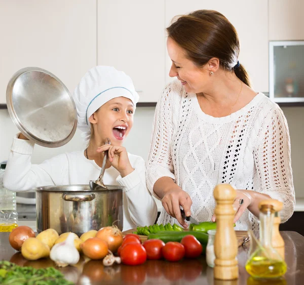 Mère et fille cuisinent ensemble — Photo
