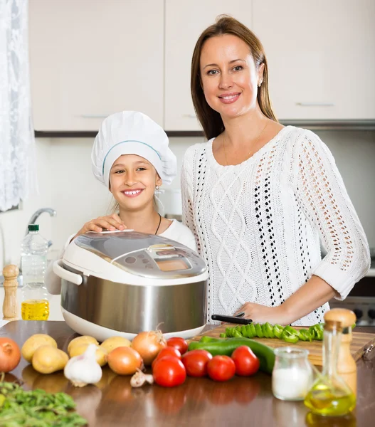 Moeder en dochter koken samen — Stockfoto