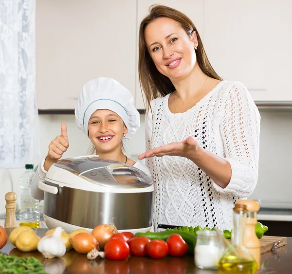 Anne ve kızı birlikte yemek pişiriyor. — Stok fotoğraf