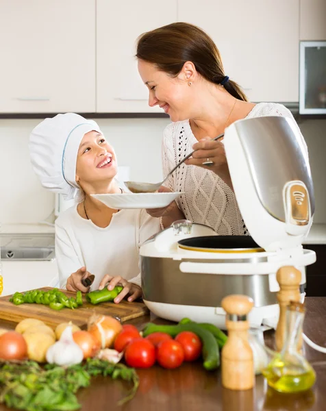 Mãe e filha cozinhar juntos — Fotografia de Stock