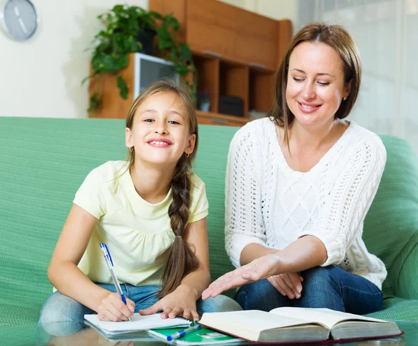Mamma med dotter gör läxor — Stockfoto