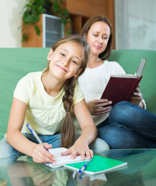 Mamma med dotter gör läxor — Stockfoto