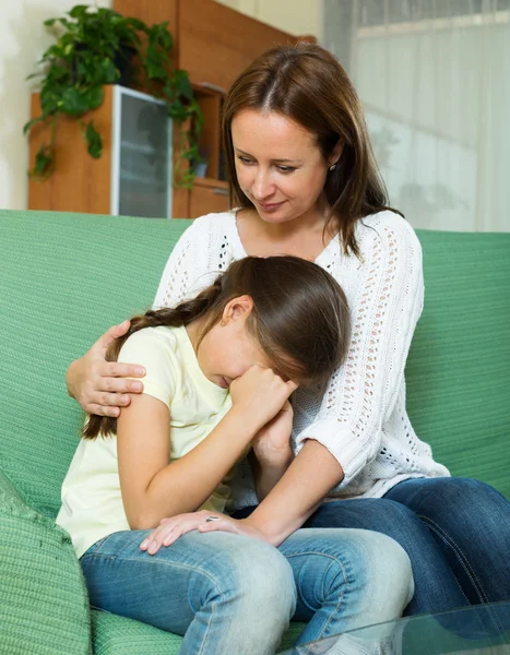 Mutter tröstet Tochter — Stockfoto