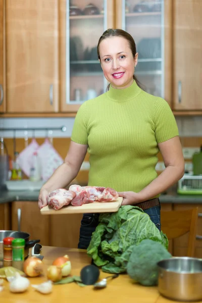 Домохозяйка готовит — стоковое фото