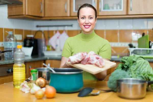 Kvinnlig matlagning — Stockfoto