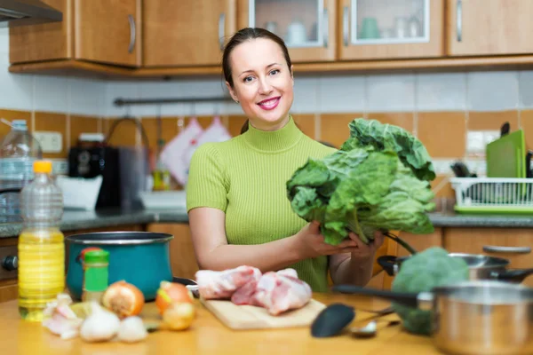 Housewife preparing meal — Stock Photo, Image