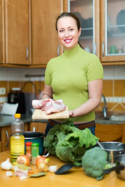 Vrouwelijk koken — Stockfoto