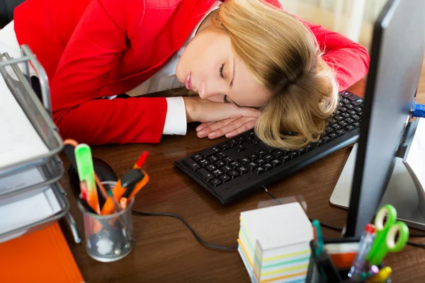 Flicka sover på kontor — Stockfoto