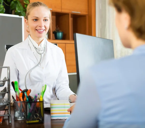 Vrouw bij van therapeut — Stockfoto