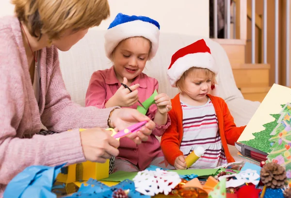 Weihnachten Mutter und Töchter — Stockfoto