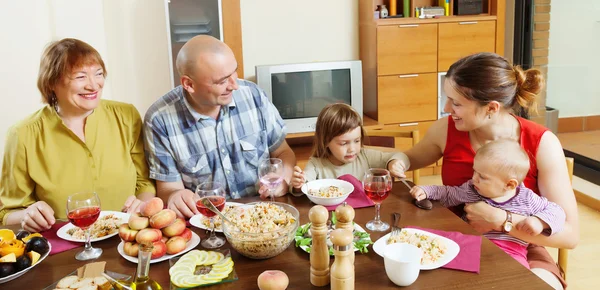 Familjen vid bordet — Stockfoto