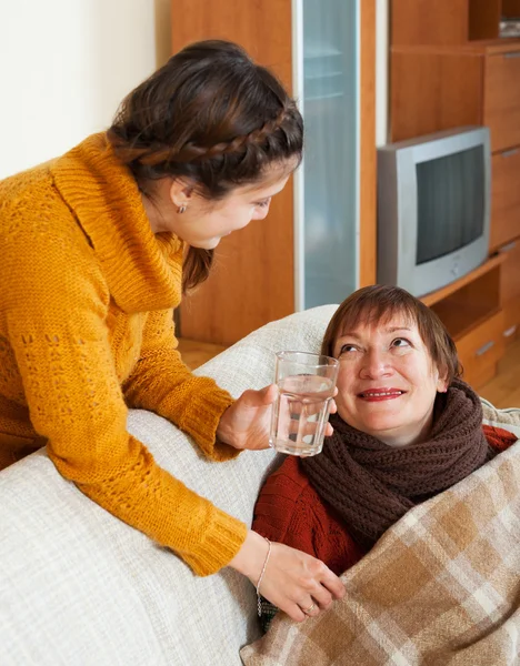 Sjuka dotter och mor — Stockfoto