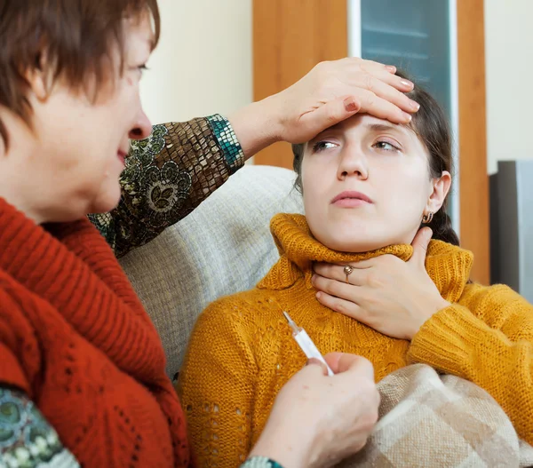 Kranke Tochter und Mutter — Stockfoto