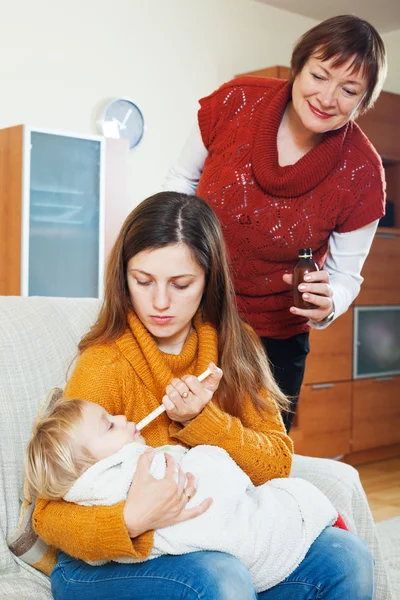 Kvinnor ta hand om barnet — Stockfoto