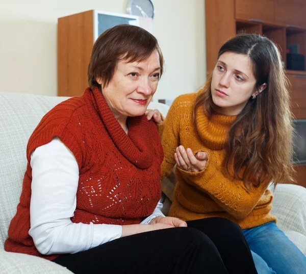 Girl   reconcile with   mother — Stock Photo, Image