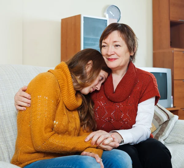 Vrouw geruststellend huilende dochter — Stockfoto