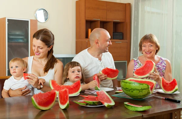 Comer en familia — Foto de Stock