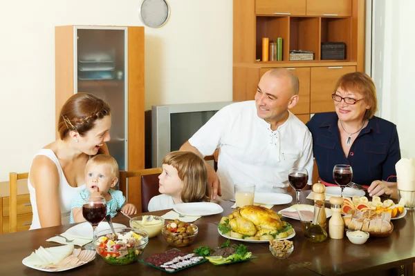 Eten met het gezin — Stockfoto
