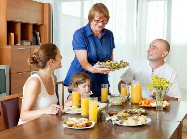 Comer en familia — Foto de Stock