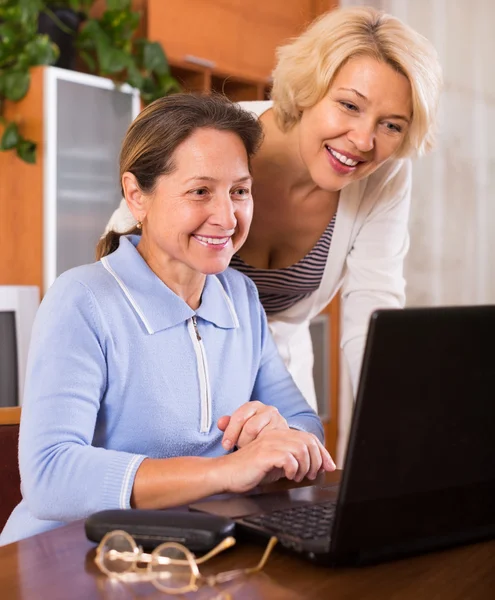 Pensionistas con laptop — Foto de Stock