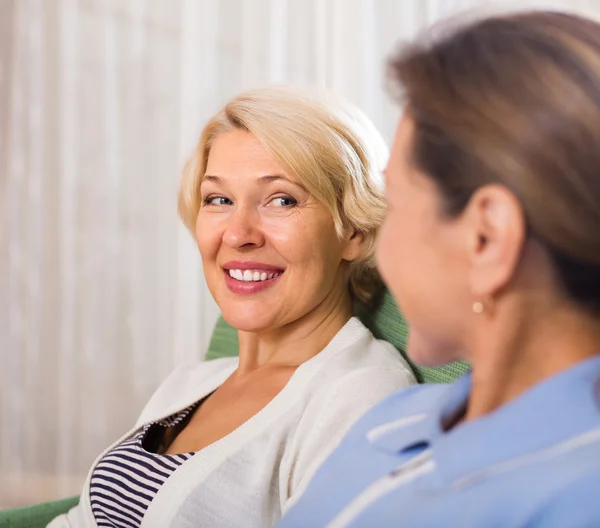 Kvinnliga pensionärer — Stockfoto