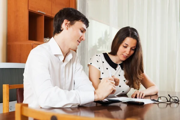 Hombre y mujer con dinero — Foto de Stock