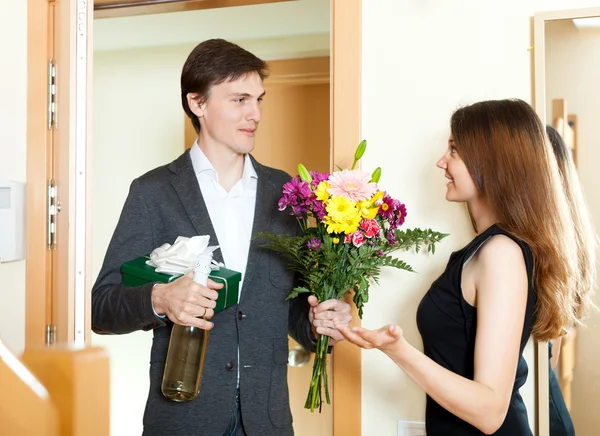 Man giving gifts — Stock Photo, Image