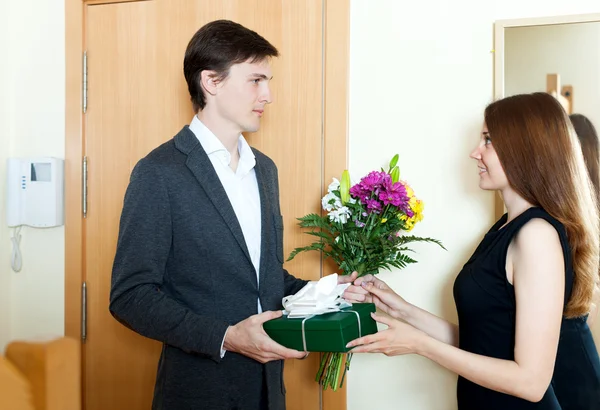 Mann schenkt Blumen — Stockfoto